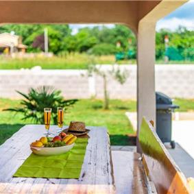 6 bedroom villa with pool near Sveti Lovrec and Poreč, sleeps 12